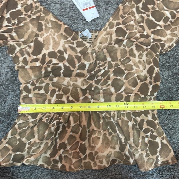 Sofia Jeans by Sofia Vergara V-neck flutter sleeve top animal print size M - Picture 13 of 15